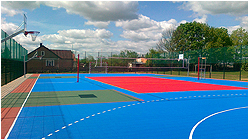 Multisportanlage fr Basketball und Fuball inklusive Sportbodenbelag kaufen
