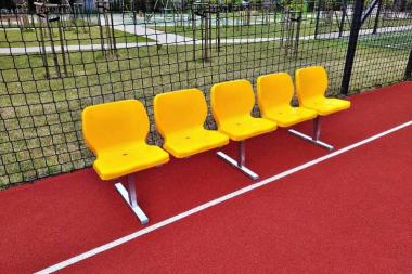 Mobile Sitzbank fr Zuschauer / Spieler mit 5 Schalensitzen 